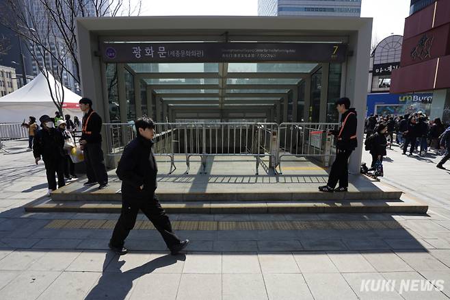 그룹 방탄소년단(BTS)의 컴백 공연이 열리는 21일 서울 종로구 5호선 광화문역 출구에 안전 펜스가 설치돼 있다.