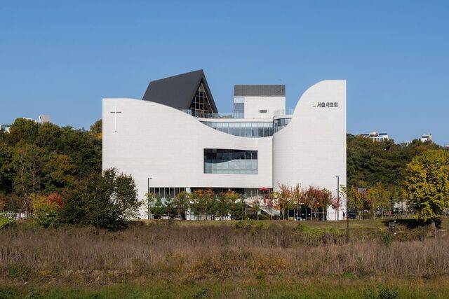 서울서교회 전경. 루프탑 채플, 산능선과 연결시킨 건물 상부 입면의 유선형 곡선이 눈길을 끈다. 서인건축 제공