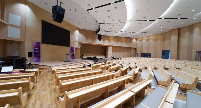 내부 기둥을 최소화해 열린 공간의 느낌을 더한 본당.