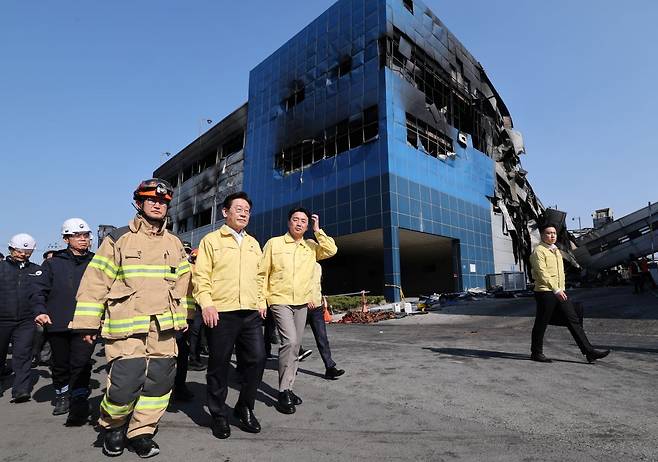 이재명 대통령이 21일 대전 대덕구 안전공업 건물의 대형 화재 현장을 찾아 피해 상황을 점검하고 있다. 연합뉴스
