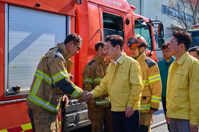 이재명 대통령이 21일 대전 대덕구 공장 화재 현장을 찾아 소방관을 격려하고 있다. 연합뉴스