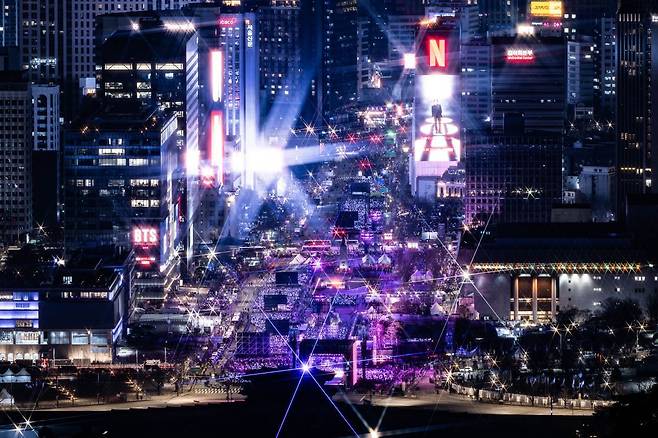 '방탄소년단(BTS) 컴백 라이브 : ARIRANG' 공연이 열리는 21일 서울 종로구 광화문 광장에 마련된 무대에서 BTS가 무대를 선보이고 있다. 윤웅 기자