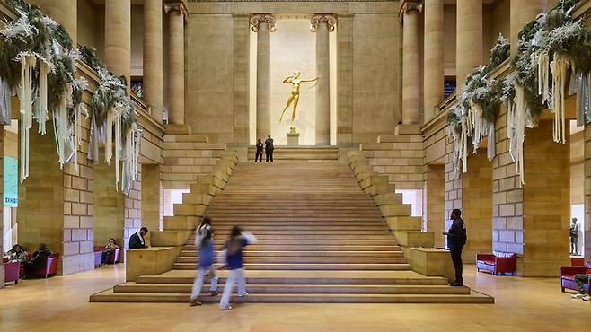 필라델피아 미술관의 상징인 황금의 다이애나상. 1월이라서 다행히 성탄 장식을 볼 수 있었다. ©Philadelphia Museum of Art