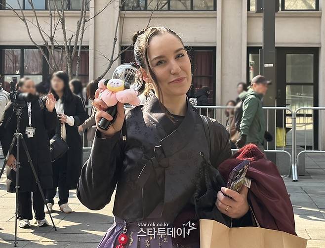 수로지오 이와나(25) 씨가 BTS 응원봉을 들고 포즈를 취하고 있다. 사진l이다겸 기자