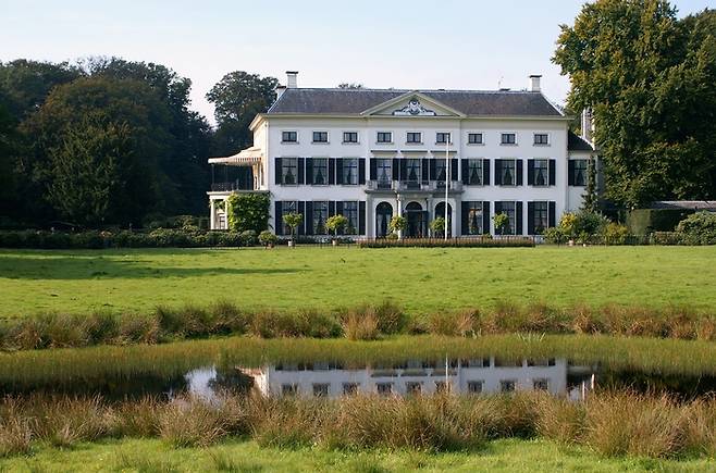 “우리 마을서 큰 부자가 났다는디, 현수막이라도 걸어야 하는 거 아녀~?” 네덜란드의 작은 마을 드 빌트. 벤더빌트 가문의 고향이다. [사진출처=Kasteelbeer]