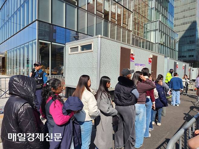 광화문광장에 설치된 개방화장실에 긴 줄이 늘어서 있다. [조병연 기자]