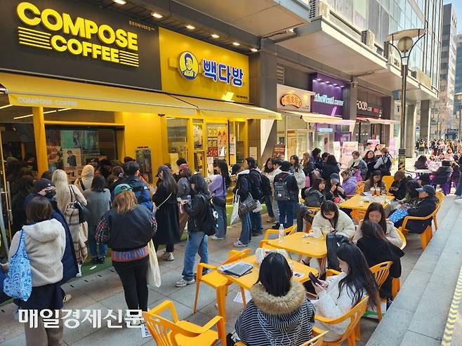 BTS 멤버 뷔가 광고 모델로 활동하는 프랜차이즈 카페 매장 앞에 아미들의 긴 줄이 늘어서 있다. [조병연 기자]