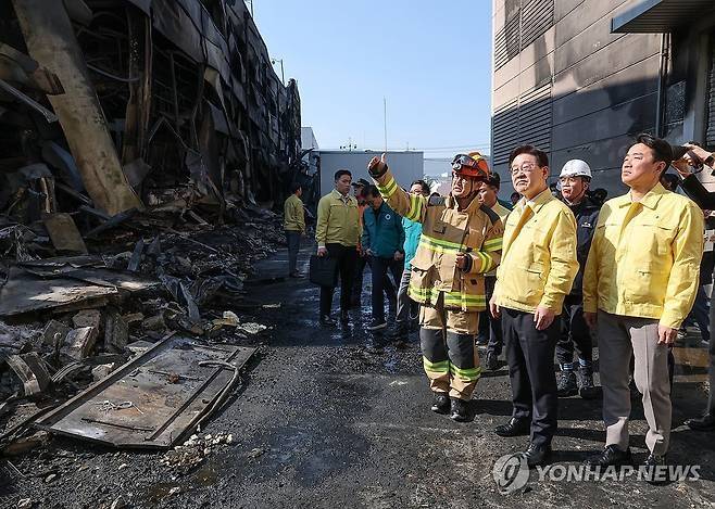 이재명 대통령이 21일 대전 대덕구 안전공업 건물의 대형 화재 현장을 찾아 피해 상황을 살펴보고 있다. [공동취재]