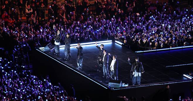 방탄소년단(BTS)이 21일 서울 광화문광장에서 ‘BTS 컴백 라이브: 아리랑’ 발매 기념 컴백 공연을 하고 있다. [사진공동취재단]