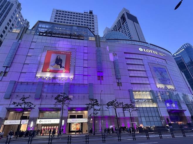 소공동에 위치한 롯데백화점 본점은 오후 6시부터 건물 외벽을 보라색 조명으로 물들이는 ‘웰컴 라이트’ 프로젝트를 진행했다. (이채원 기자)