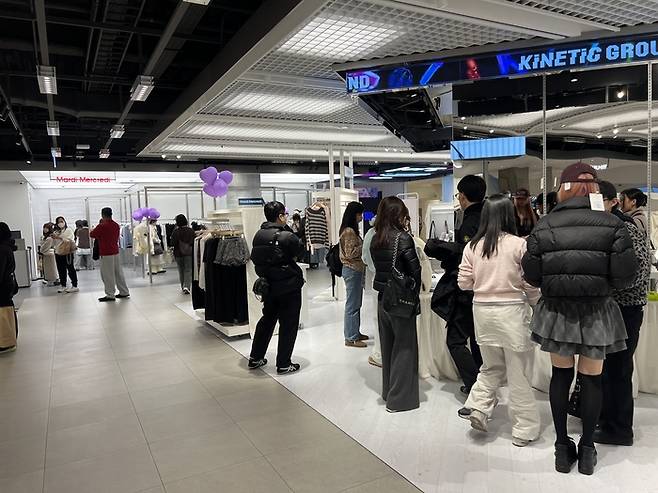 롯데면세점 명동본점에는 쇼핑을 하기 위해 찾아온 관광객들로 붐빈다. 롯데면세점은 BTS를 상징하는 보라색을 전면에 내세웠다. (이채원 기자)