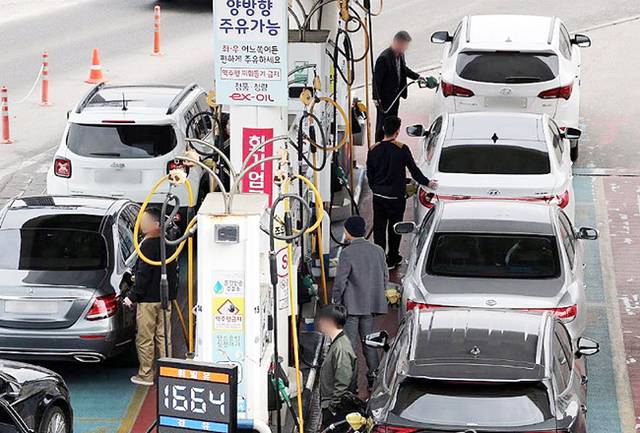 서울 서초구 만남의광장 주유소에서 시민들이 차량에 기름을 넣고 있다. 연합뉴스