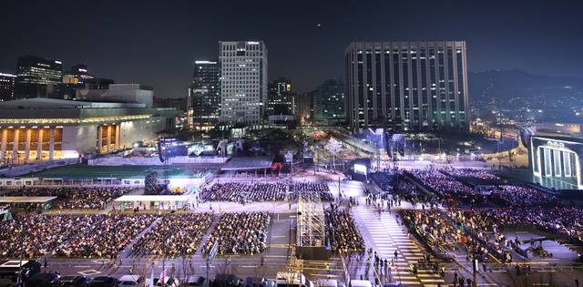 21일 서울 광화문 광장에서 그룹 방탄소년단(BTS)의 정규 5집 ‘아리랑’(ARIRANG) 발매를 기념해 열린 무료 공연 ‘BTS 컴백 라이브: 아리랑’(BTS THE COMEBACK LIVE｜ARIRANG)를 찾은 팬들이 공연 시작을 기다리고 있다. 사진공동취재단