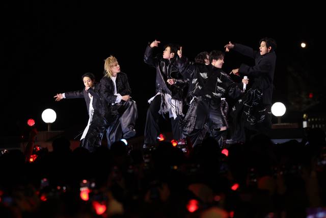 룹 방탄소년단(BTS)이 21일 서울 광화문 광장에서 정규 5집 ‘아리랑’(ARIRANG) 발매를 기념해 무료 공연 ‘BTS 컴백 라이브: 아리랑’(BTS THE COMEBACK LIVE｜ARIRANG)을 열고 있다. 연합뉴스.