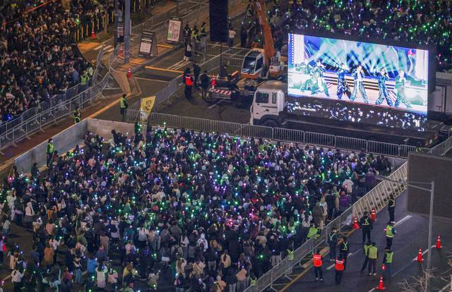 21일 서울 광화문 광장에서 그룹 방탄소년단(BTS)의 정규 5집 ‘아리랑’(ARIRANG) 발매를 기념해 열린 무료 공연 ‘BTS 컴백 라이브: 아리랑’(BTS THE COMEBACK LIVE｜ARIRANG)을 찾은 팬들이 대형 스크린을 통해 공연을 관람하고 있다.  사진공동취재단