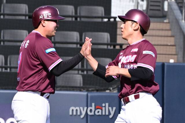 키움 서건창과 안치홍이 19일 오후 경기도 수원KT위즈파크에서 진행된 ‘2026 신한 SOL KBO리그’ 키움-KT의 시범경기 8회초 추재현의 적시타에 득점을 올린 뒤 기뻐하고 있다./마이데일리