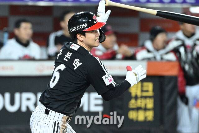 31일 대전 한화생명 볼파크 야구장에서 열린 '2025 신한 SOL 뱅크 KBO 한국시리즈 5차전' LG 트윈스와 한화 이글스 경기. LG 구본혁이 7회초 1사에 2루타를 치고 있다./마이데일리