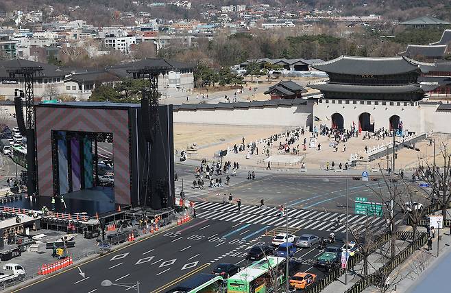 그룹 방탄소년단(BTS)의 광화문 공연을 앞둔 19일 서울 종로구 광화문광장에 무대가 설치돼 있다. [연합]