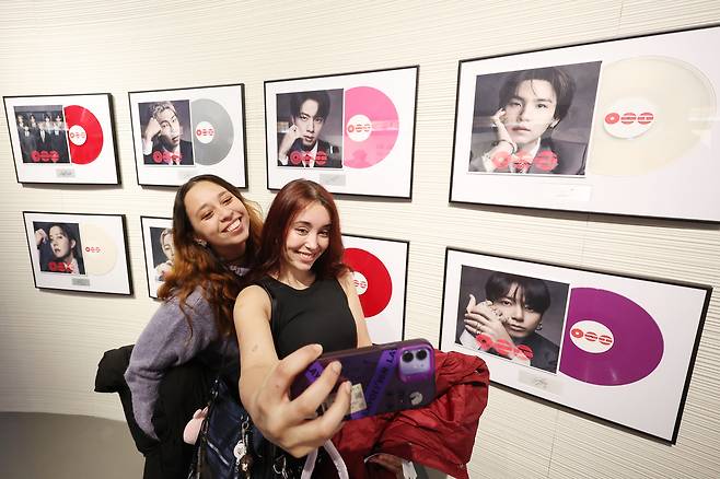 20일 오후 서울 중구 신세계백화점 본점 더 헤리티지에서 열린 방탄소년단(BTS) 정규 5집 발매 기념 팝업스토어를 찾은 멕시코 팬들이 기념사진을 찍고 있다. [연합]