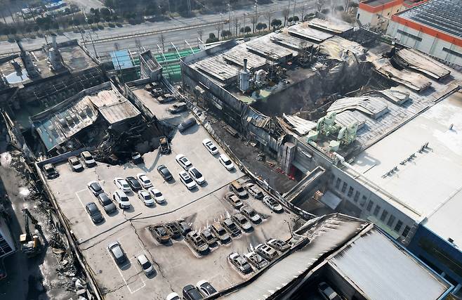 대형 화재가 발생한 대전 대덕구 안전공업 외관을 21일 오전 하늘에서 바라본 모습. [연합]