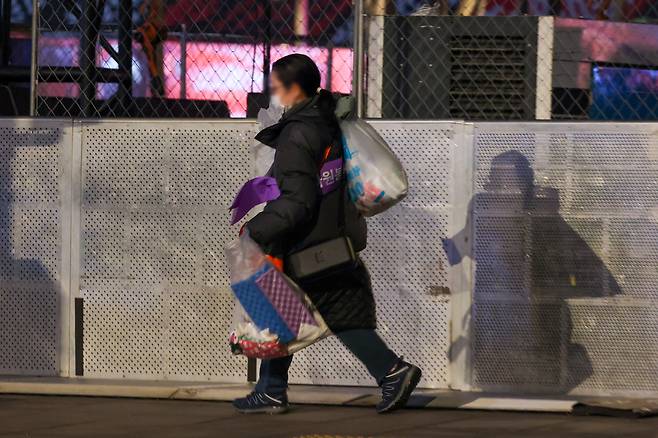 그룹 방탄소년단(BTS)이 정규 5집 ‘아리랑’(ARIRANG) 발매를 기념해 무료 공연 ‘BTS 컴백 라이브: 아리랑’(BTS THE COMEBACK LIVE｜ARIRANG)을 마친 21일 서울 종로구 광화문 광장에서 아미 자원봉사자가 쓰레기를 정리하고 있다. [연합]