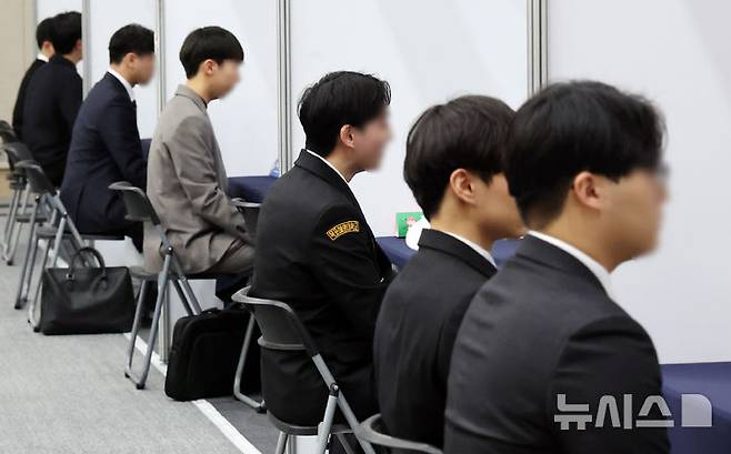 [부산=뉴시스] 하경민 기자 = '2026 해운선사 해기사 취업박람회'가 열린 10일 부산 동구 부산항국제전시컨벤션센터 5층 이벤트홀에서 해양대, 해사고, 오션폴리텍 졸업생 등이 해운선사의 현장면접을 보고 있다. 한국해운협회 등이 주최한 이번 취업박람회는 해양수산부의 청년 일자리 창출 정책에 부응하고, 해운산업의 미래를 이끌어갈 해양계 교육기관 졸업생의 사회 진출을 지원하기 위해 마련됐다. 2026.02.10. yulnetphoto@newsis.com