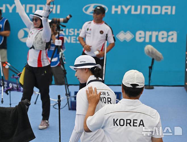 [광주=뉴시스] 이영주 기자 = 12일 오후 광주 동구 5·18민주광장에서 열린 광주2025현대세계양궁선수권대회 리커브 여자 개인전 8강, 대한민국 국가대표 임시현(한국체대)이 4강 진출에 실패한 뒤 아쉬워하고 있다. 2025.09.12. leeyj2578@newsis.com