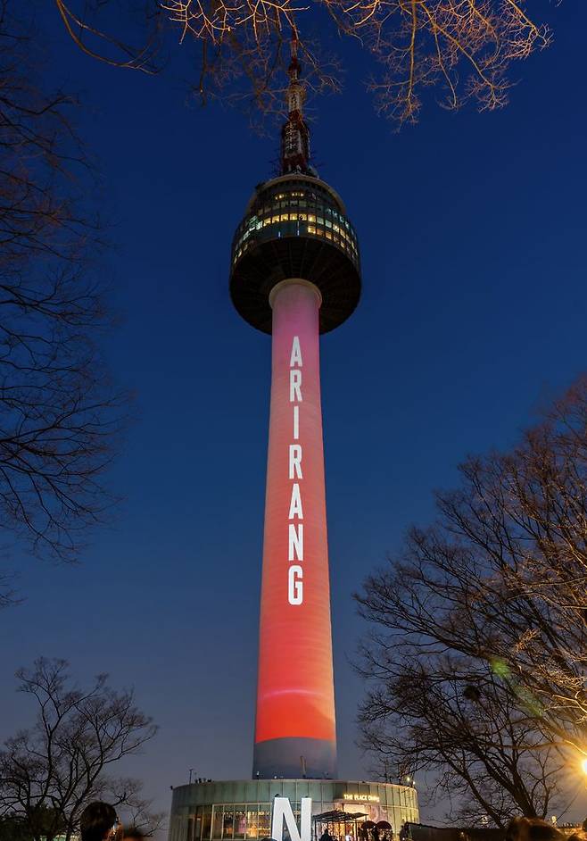 [서울=뉴시스] 방탄소년단 '더 시티' 남산 타워 미디어 파사드. (사진 = 빅히트 뮤직 제공) 2026.03.21. photo@newsis.com *재판매 및 DB 금지