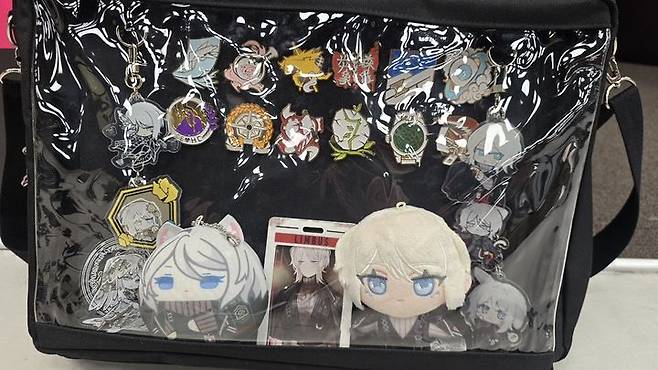 [서울=뉴시스] 최근 중국의 젊은 세대 사이에서 아이돌이나 캐릭터 키링·배지 등을 가방에 여러 개 매달고 다니는 '이타백(ita bag)' 패션이 다시 유행을 타고 있다. (사진=X 캡처)&nbsp; *재판매 및 DB 금지