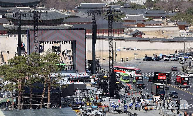 [서울=뉴시스] 조성우 기자 = 방탄소년단(BTS) 컴백 공연을 이틀 앞둔 19일 서울 종로구 광화문광장에서 무대 준비가 진행되고 있다. 2026.03.19. xconfind@newsis.com
