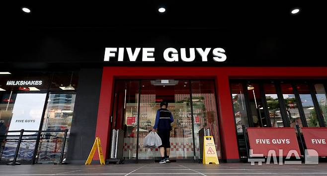 [서울=뉴시스] 김진아 기자 = 김승연 한화그룹 회장의 삼남인 김동선 한화갤러리아 부사장이 국내에 들여온 미국 수제버거 브랜드 '파이브가이즈(Five Guys)'가 매각설과 관련해 "다양한 방안을 검토 중"이라고 밝혔다.파이브가이즈 관계자는 최근 제기된 매각설에 대해 "브랜드 경쟁력 제고를 두고 글로벌 본사와 다양한 방안을 검토 중이나 방향성이 결정된 것은 없다"고 말했다. 사진은 20일 서울 시내 파이브가이즈 매장. 2025.07.20. bluesoda@newsis.com