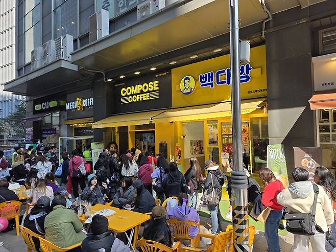 [서울=뉴시스] 김상윤 기자 = 21일 오후 컴포즈커피 종로르메이에르점에 주문을 기다리는 고객들이 줄지어 서있다. 2026.03.21. kimsy@newsis.com.  *재판매 및 DB 금지 *재판매 및 DB 금지