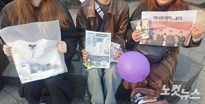 방탄소년단 티셔츠와 멤버 얼굴이 들어간 스티커 등 굿즈를 샀다고 자랑한 헬렌, 맥스, 마치씨. 얼굴이 공개되는 것을 원치 않아 이렇게 찍었다. 김수정 기자