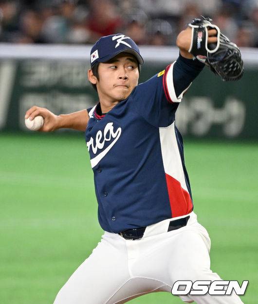 [OSEN=도쿄(일본), 손용호 기자] 도쿄의 기적이 나왔다. 한국 WBC 대표팀이 17년 만에 1라운드를 통과했다.&nbsp;한국은 9일 일본 도쿄돔에서 열린 ‘2026 월드베이스볼클래식(WBC)’ 1라운드 C조 호주와의 경기에서 로 승리를 거뒀다. 이로써 한국은 조별라운드 2승2패를 기록하면서 호주, 대만 등을 최소실점률로 제치면서 2009년 이후 17년 만에 1라운드를 통과했다. 이제 한국은 마이애미행 전세기를 탄다.6회말 한국 박영현이 역투하고 있다. 2026.03.09&nbsp;/spjj@osen.co.kr
