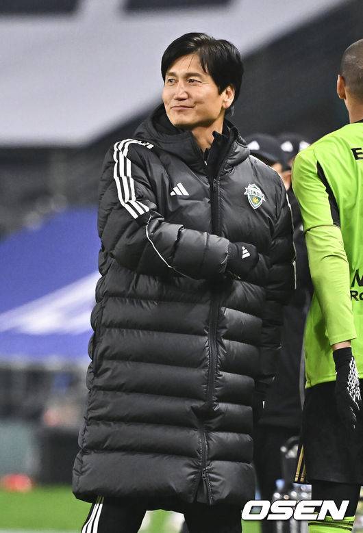 [OSEN=전주, 박준형 기자] 정정용 감독의 전북 현대가 리그 첫 승리에 성공했다.&nbsp;전북 현대는 18일 오후 7시 30분 전주월드컵경기장에서 열린 하나은행 K리그1 2026 4라운드 FC안양과 맞대결에서 2-1로 승리했다. 이로써 정정용 감독의 전북현대는 2026시즌 첫 번째 리그 승리에 성공, 승점 5점(1승 2무 1패)으로 리그 6위로 올라섰다. 반면 안양은 승점 획득에 실패하면서 승점 5점(1승 2무 1패)에 머물렀다.후반 전북 현대 모따의 역전골때 정정용 감독이 미소 짓고 있다   20다6.03.18 / soul1014@osen.co.kr