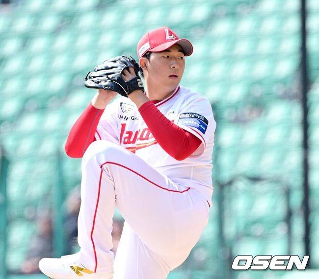[OSEN=인천, 최규한 기자] 20일 인천 SSG랜더스필드에서 ‘2026 신한 SOL KBO리그’ 시범경기 SSG 랜더스와 LG 트윈스 경기가 열렸다.홈팀 SSG는 김민준, 방문팀 LG는 요니 치리노스를 선발로 내세웠다.1회초 SSG 선발 김민준이 힘차게 공을 뿌리고 있다. 2026.03.20 / dreamer@osen.co.kr
