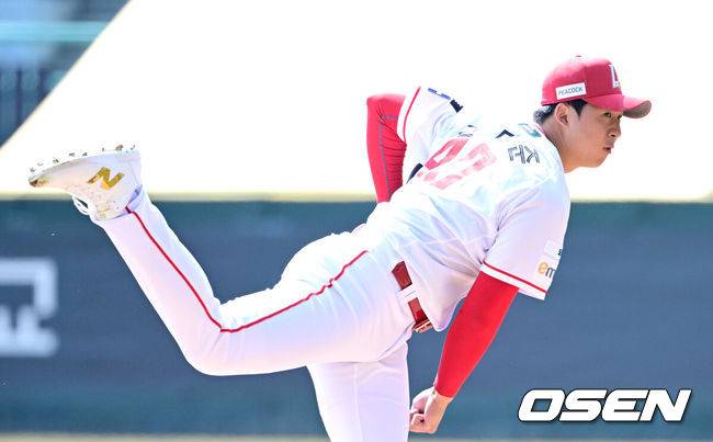[OSEN=인천, 최규한 기자] 20일 인천 SSG랜더스필드에서 ‘2026 신한 SOL KBO리그’ 시범경기 SSG 랜더스와 LG 트윈스 경기가 열렸다.홈팀 SSG는 김민준, 방문팀 LG는 요니 치리노스를 선발로 내세웠다.1회초 SSG 선발 김민준이 힘차게 공을 뿌리고 있다. 2026.03.20 / dreamer@osen.co.kr