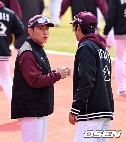 [OSEN=수원, 지형준 기자] 20일 경기도 수원 KT위즈파크에서 ‘2026 신한 SOL KBO리그’ 시범경기 KT 위즈와 키움 히어로즈의 경기가 열렸다.KT는 10위(1승 2무 4패), 키움는 공동 8위(2승 1무 4패)를 기록중이다. 경기에 앞서 키움 서건창이 훈련을 준비하고 있다. 2026.03.20&nbsp;/ jpnews@osen.co.kr