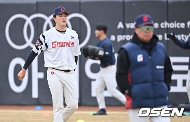 [OSEN=부산, 이석우 기자] 15일 부산 사직야구장에서 2026 신한 SOL KBO 리그 롯데 자이언츠와 LG 트윈스의 시범경기가 열린다. 지난 12일 시작된 시범경기는 24일까지 진행되며, 각 팀이 12경기씩 총 60경기가 펼쳐진다.롯데 자이언츠 김원중이 몸을 풀고 있다. 2026.03.15 / foto0307@osen.co.kr