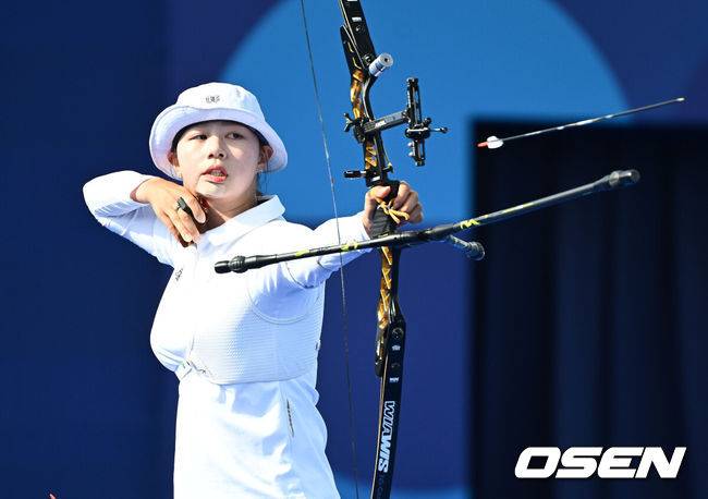 [OSEN=파리(프랑스), 최규한 기자] 3일(한국시간) 프랑스 파리 레쟁발리드에서 ‘2024 파리올림픽’ 양궁 여자 개인 16강전 한국 임시현과 영국 메건 해버스의 경기가 열렸다.한국 임시현은 7-1로 승리하며 8강에 진출했다. 한국 임시현이 활을 쏘고 있다. 2024.08.03 / dreamer@osen.co.kr