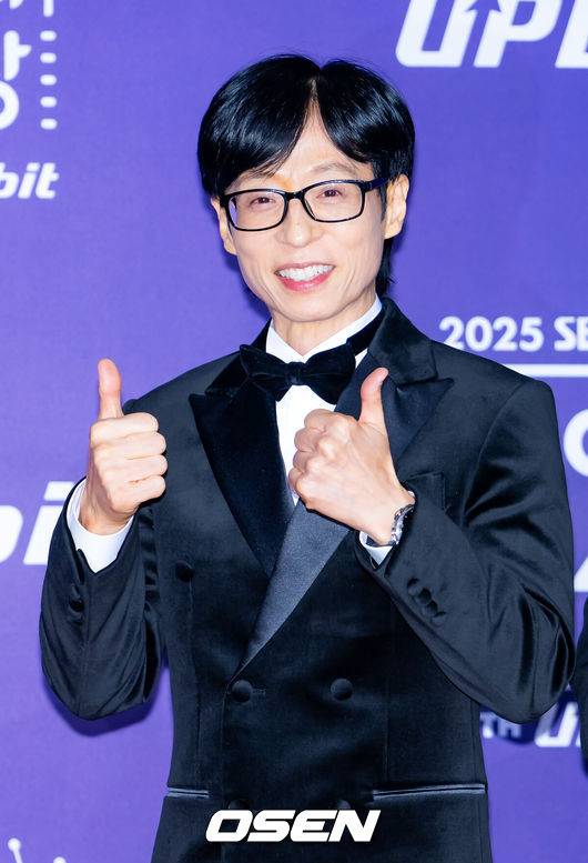 [OSEN=민경훈 기자] 30일 오후 서울 마포구 상암 SBS 프리즘타워에서 ‘2025 SBS 연예대상’ 포토월 행사가 열렸다.올해 대상 후보는 유재석, 전현무, 탁재훈, 신동엽, 이상민, 서장훈, 지석진이 올라 대상을 두고 치열한 경쟁을 펼친다.'런닝맨'의 유재석이 레드카펫을 밟으며 포즈를 취하고 있다. 2025.12.30 /rumi@osen.co.kr