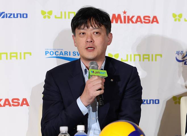 GS칼텍스 이영택 감독이 20일 오후 서울 강남구 호텔 청담 리베라 베르사이유홀에서 열린 진에어 2025~2026 V리그 포스트시즌 미디어데이에서 각오를 전하고 있다. 뉴시스