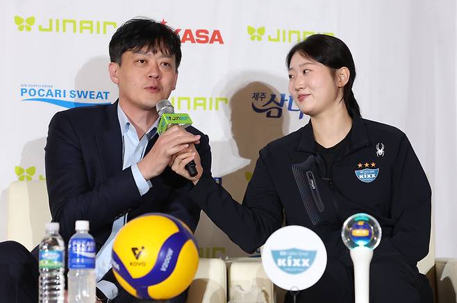 GS칼텍스 이영택 감독과 권민지가 20일 오후 서울 강남구 호텔 청담 리베라 베르사이유홀에서 열린 진에어 2025~2026 V리그 포스트시즌 미디어데이에서 각오를 전하고 있다. 뉴시스