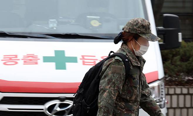 지난 2024년 3월11일 서울시내 한 병원에서 한 군의관이 파견근무에 나서고 있는 모습. 뉴시스