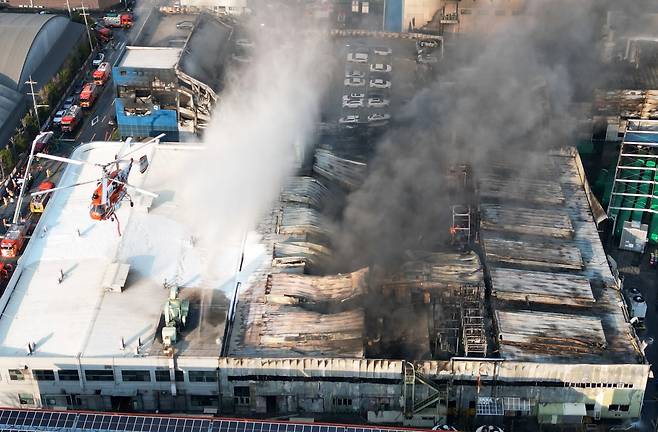 20일 오후 1시17분께 대전 대덕구 문평동의 한 공장에서 불이 나 연기가 피어오르고 있다.연합뉴스