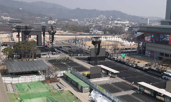 21일 방탄소년단(BTS)의 컴백 공연이 열리는 서울 종로구 광화문 광장 주변 도로가 통제되고 있다. 이번 공연으로 세종대로 광화문에서 시청 구간은 어제 밤 9시부터 22일 새벽 6시까지 차량 통행이 제한된다. 뉴시스