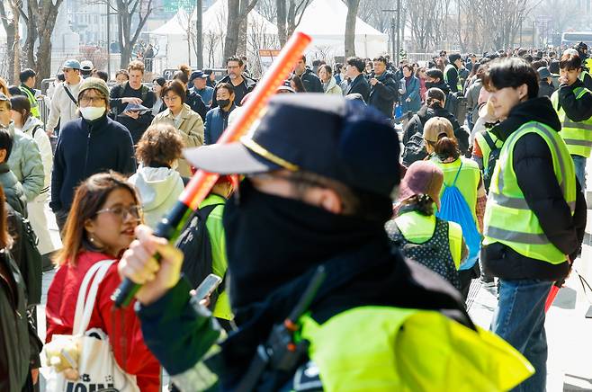 방탄소년단(BTS) 광화문 컴백 공연이 펼쳐지는 21일 서울 종로구 광화문 광장에서 시민과 외국인 관광객이 이동하고 있다. 유희태 기자