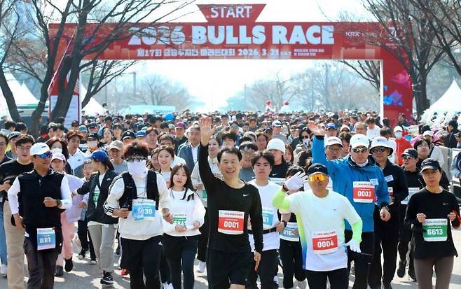 21일 서울 여의도공원에서 열린 ‘제17회 금융투자인 마라톤 대회’에서 정은보 한국거래소 이사장이 시민들과 함께 달리고 있다. 한국거래소 제공