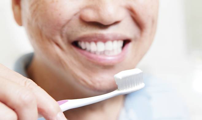 치아가 8개 이상 빠진 사람은 치아가 하나도 빠지지 않은 사람보다 암을 앓고 있을 확률이 1.23배 높은 것으로 나타났다. 게티이미지뱅크 제공