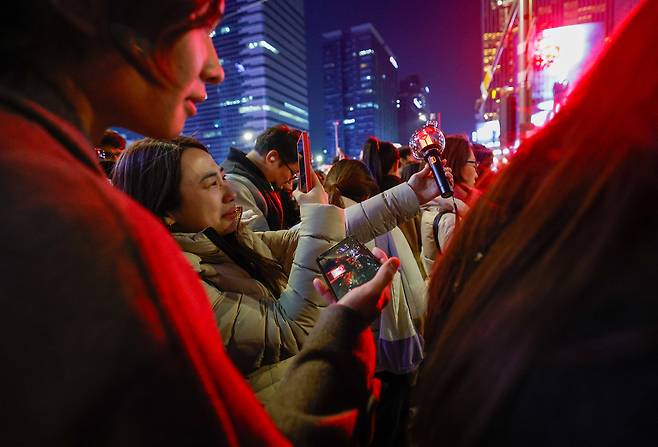 방탄소년단(BTS) 광화문 컴백 공연이 열린 21일 서울 종로구 광화문 광장에서 한 외국인 아미(BTS 팬덤 명칭)가 공연을 보다가 눈물을 흘리고 있다.